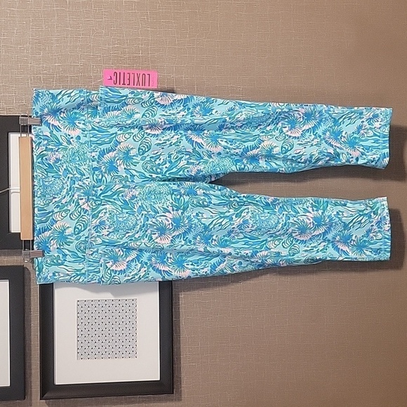 Lilly Pulitzer South Beach High Rise Leggings (w/Bonus Tshirt) - Picture 4 of 16